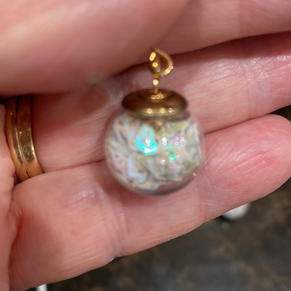 Melody Fashion Earrings with ball filled with iridescent hearts! - Picture 4 of 6